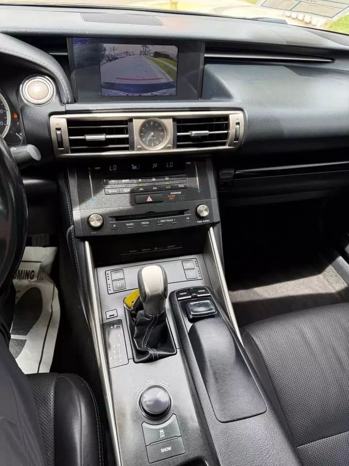 
								2016 LEXUS IS 200T SEDAN 4D full									