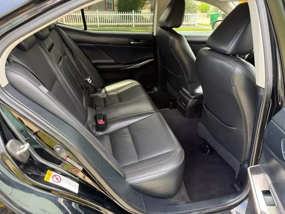 
								2016 LEXUS IS 200T SEDAN 4D full									