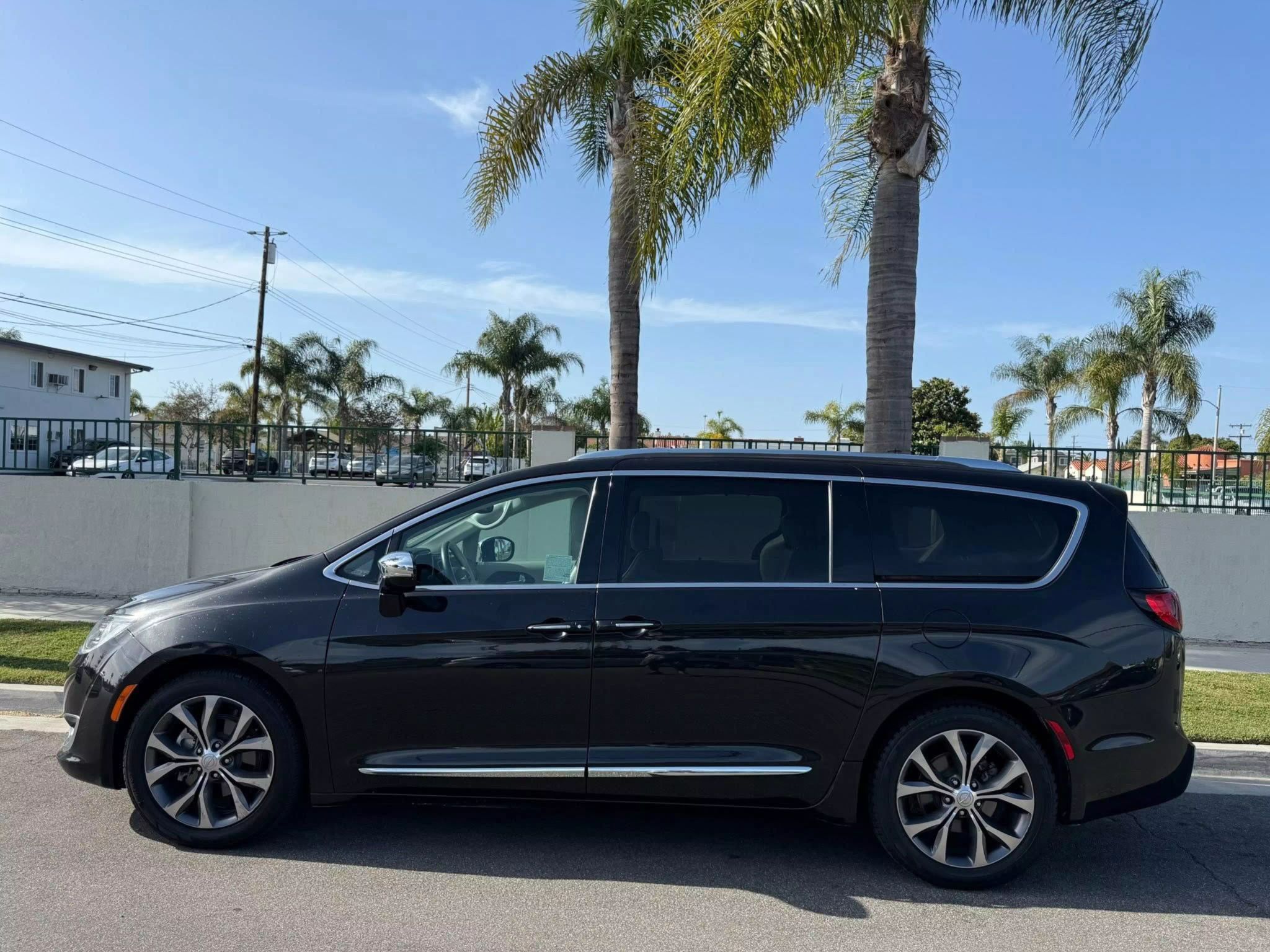 
								2017 CHRYSLER PACIFICA LIMITED MINIVAN 4D full									