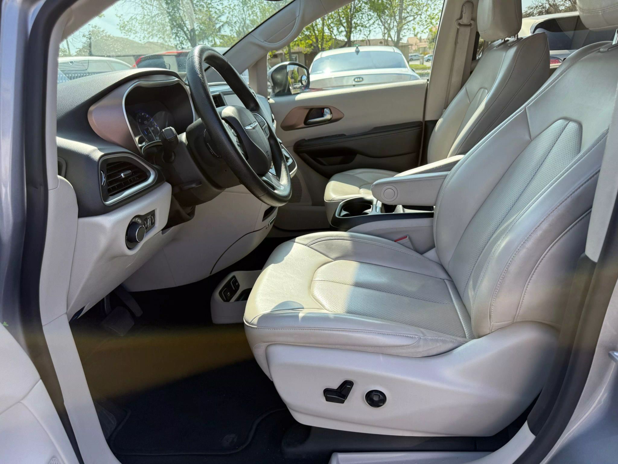 
								2021 CHRYSLER VOYAGER LXI MINIVAN 4D full									