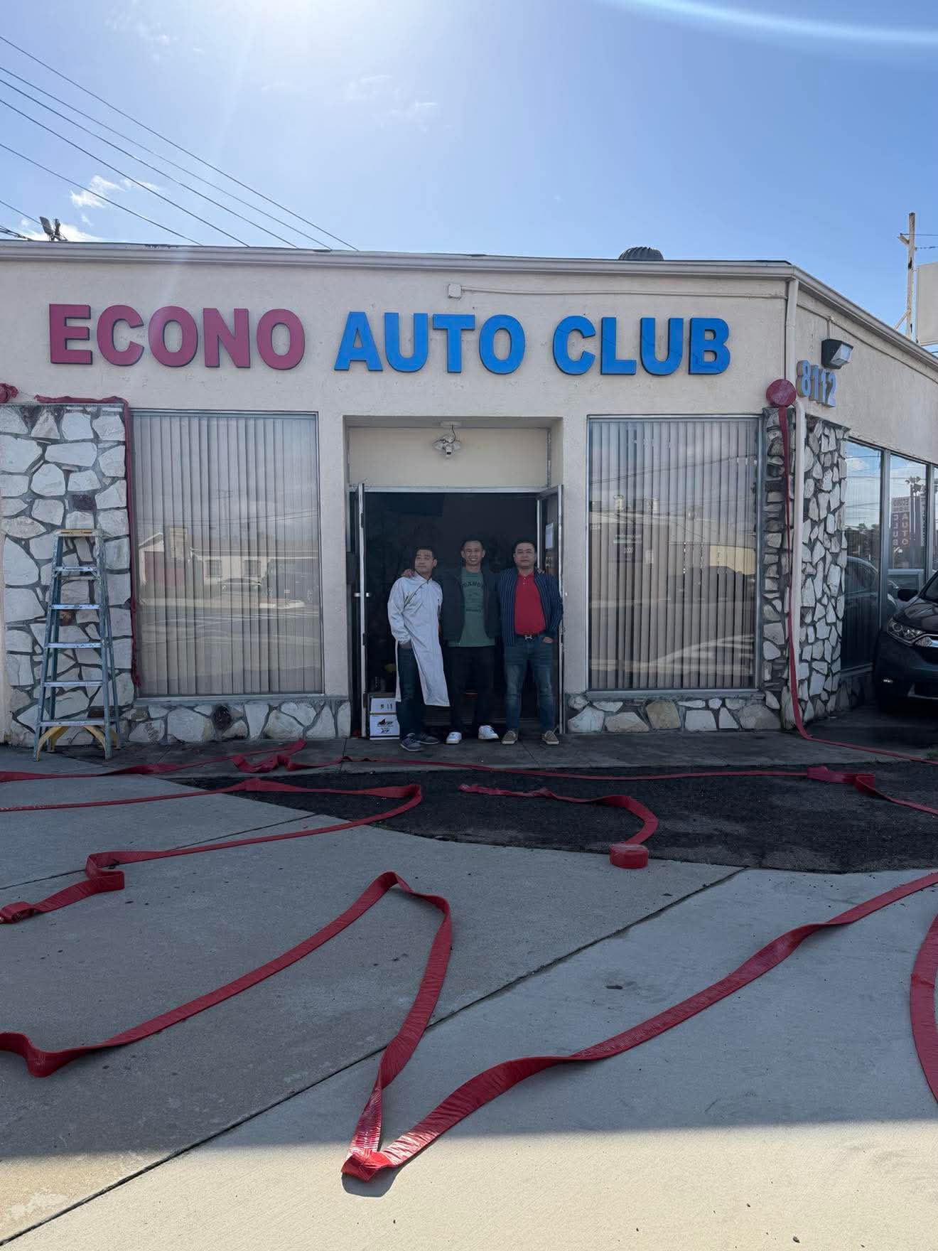Econo Auto Club team – Vietnamese and Spanish speaking staff